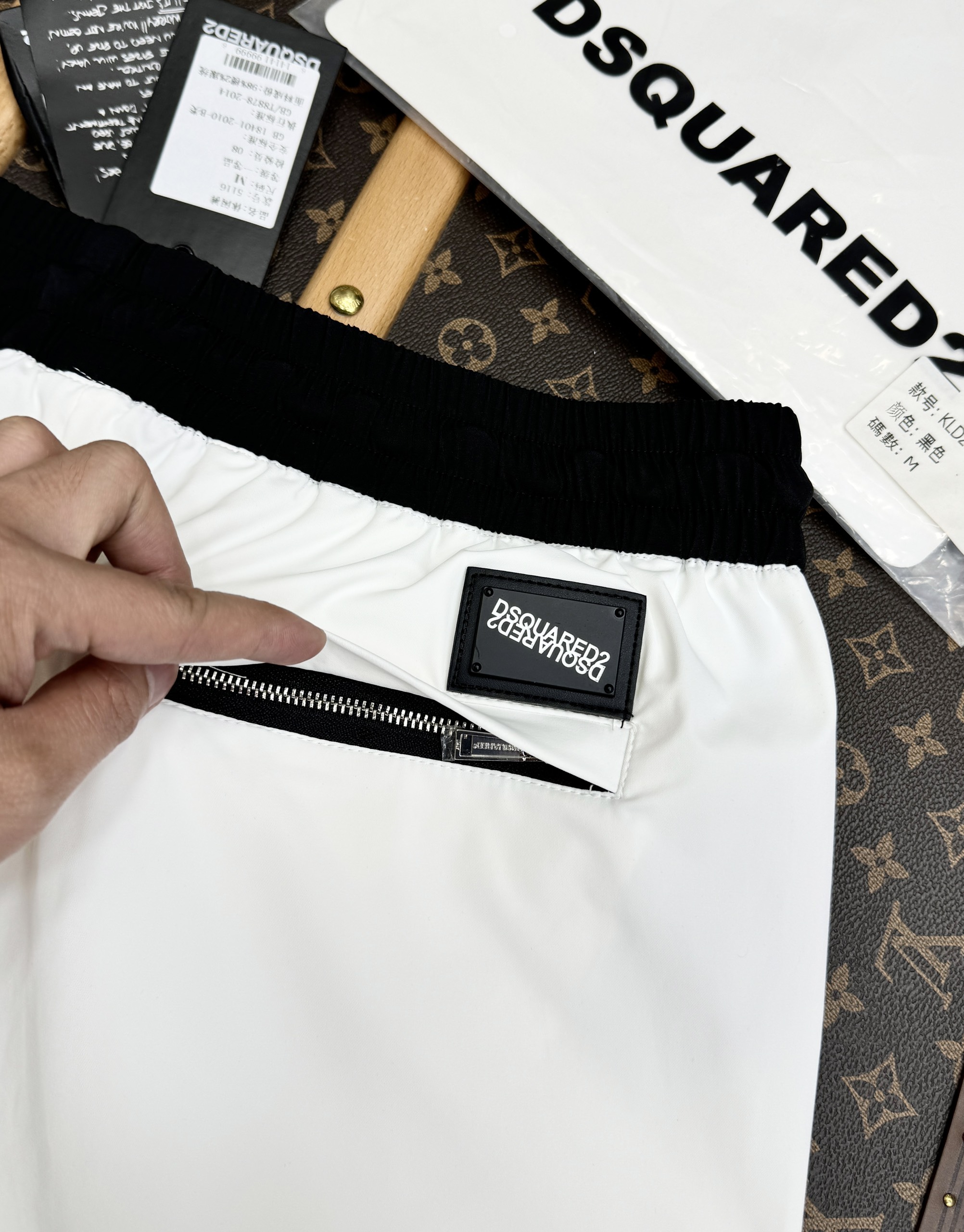 Quần short gió Dsquared2 DSQ2 họa tiết tag huy hiệu thêu Like Auth 1-1 on web CD